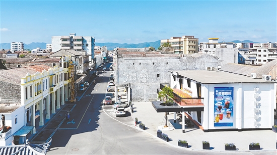 這座由舊糧倉(cāng)改造而成的綜合性文化空間成為沖蔞鎮(zhèn)的新地標(biāo)。