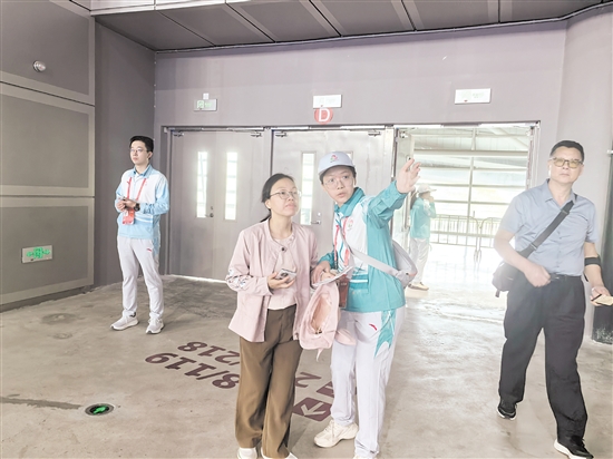 志愿者在場(chǎng)館內(nèi)為觀眾提供指引。