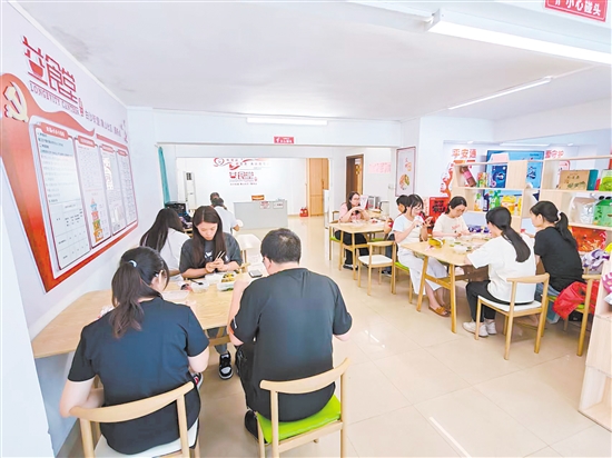 象山社區(qū)“益食堂”為社區(qū)居民提供“全齡友好、普惠優(yōu)享”的便民助餐服務(wù)。