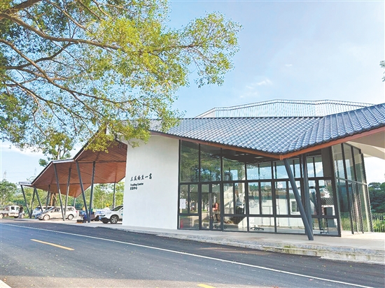 共和鎮(zhèn)平漢交易中心造型獨特。