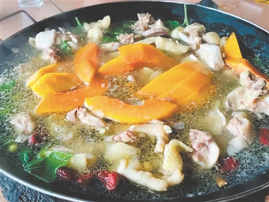 茶山水浸雞是來到茶山必點的招牌菜。