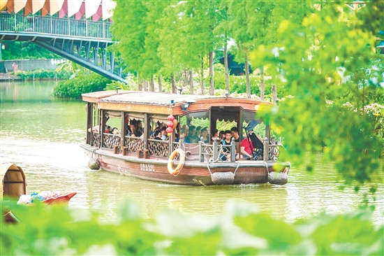 游客乘坐游船穿梭于水鄉(xiāng)之間，盡享“泛舟碧波上，人在畫中游”的詩情畫意。