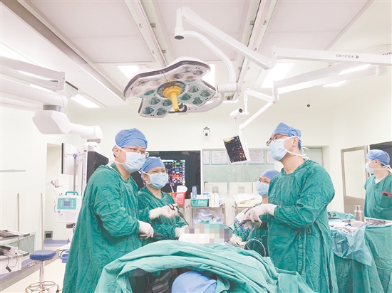 醫(yī)療團隊為患者施行手術(shù)。