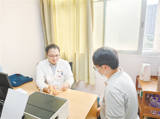 醫(yī)生為患者科普子宮肌瘤知識。