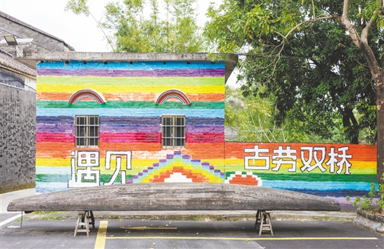 雙橋小學(xué)的師生為雙橋村“百千萬(wàn)工程”增光添彩，這是師生共同繪制的墻繪。