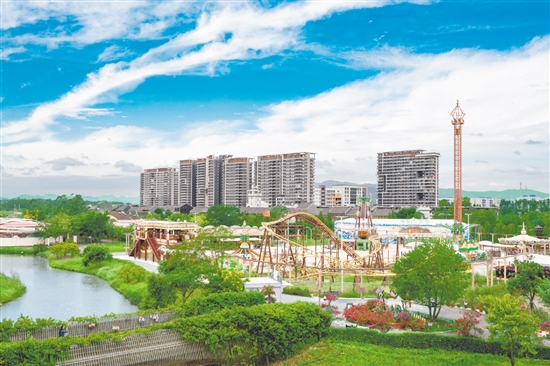 雙橋村引進(jìn)專(zhuān)業(yè)文旅公司投資3億元運(yùn)營(yíng)升級(jí)古勞水鄉(xiāng)旅游區(qū)，又引入中傳華夏國(guó)際文旅發(fā)展集團(tuán)投資3680萬(wàn)元建設(shè)綜合性水上游樂(lè)項(xiàng)目。