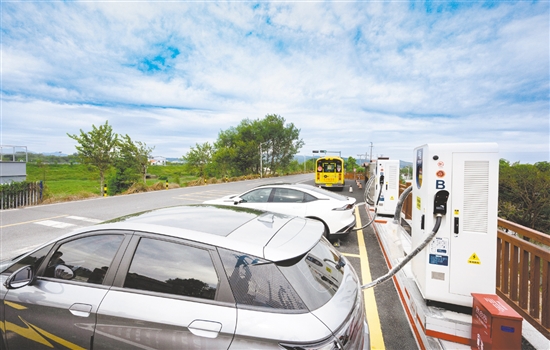 雙橋村新建停車(chē)場(chǎng)，并在停車(chē)場(chǎng)上安裝充電樁，方便群眾和游客進(jìn)行車(chē)輛電力補(bǔ)給。