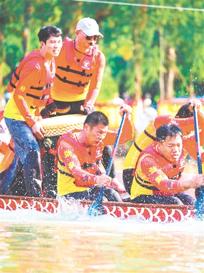 劃手們正奮力劃船，展開激烈角逐。
