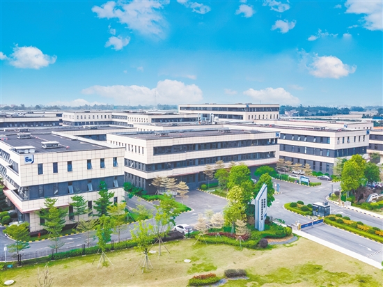 臺(tái)山工業(yè)新城作為臺(tái)山經(jīng)濟(jì)發(fā)展的主引擎，集聚一大批被稱為“腰部企業(yè)”的中小企業(yè)。