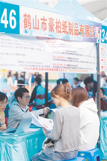 桃源鎮(zhèn)就業(yè)驛站組織轄區(qū)12家企業(yè)赴廣州參加招聘會(huì)。