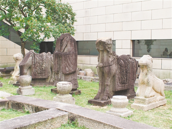 文邊村出土的“臥羊”已被鶴山市博物館永久保存，與此前收藏“望柱”“蹲虎”“立馬”“翁仲”共同陳列于中庭。