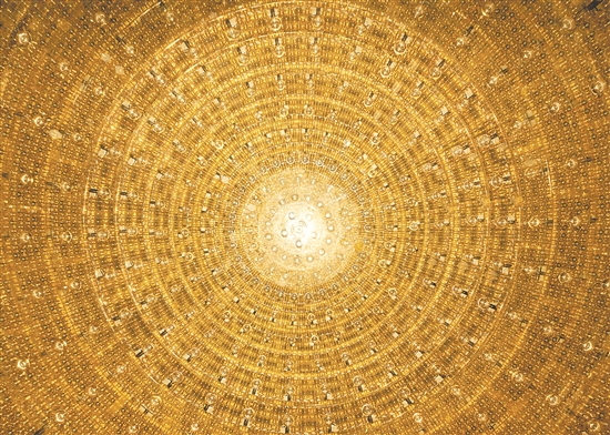 運行僅2個多月，江門中微子實驗發(fā)布首個物理成果，兩大關(guān)鍵參數(shù)刷新世界測量精度紀(jì)錄。圖為中心探測器球內(nèi)“星空”。劉悅湘