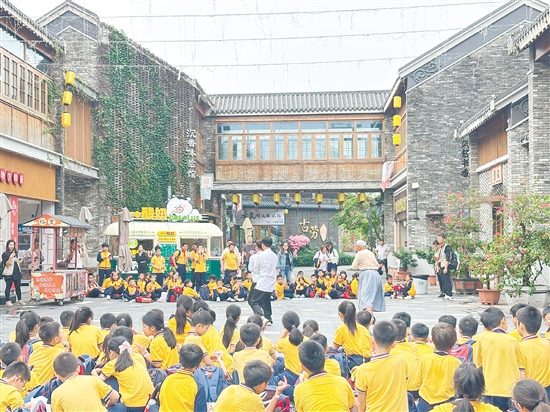 來自佛山的學(xué)生在江門古勞水鄉(xiāng)旅游區(qū)了解詠春文化。