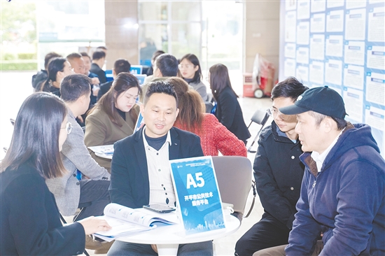 專家學(xué)者與企業(yè)代表面對面交流。