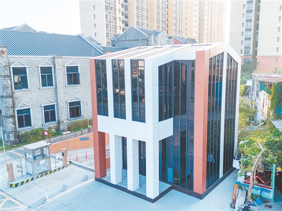 “零碳”智能10千伏公福線小館配電房集光伏發(fā)電、儲能、電能分配于一體。陳小騫