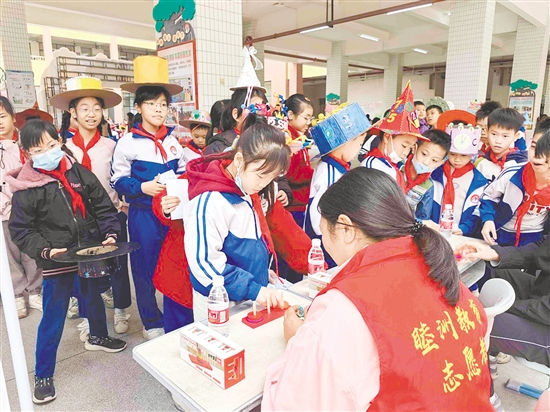 數(shù)學(xué)游園會吸引眾多同學(xué)參加。