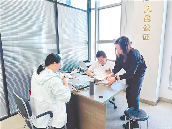 “僑管家”陪同陳小姐辦理相關(guān)業(yè)務(wù)。