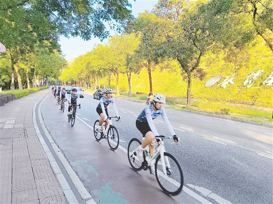 騎行團(tuán)隊(duì)途經(jīng)新會(huì)圭峰山。