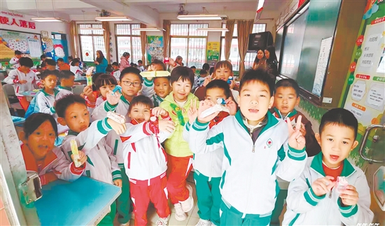 同學(xué)們?cè)诩议L講師的帶領(lǐng)下成功創(chuàng)作折紙手表，學(xué)到了豐富的時(shí)間知識(shí)。