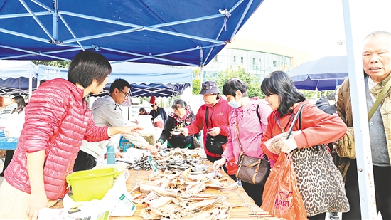 臺城街道創(chuàng)新治理思路，變“堵”為“疏”，盤活閑置地打造臨時(shí)圩期市場。