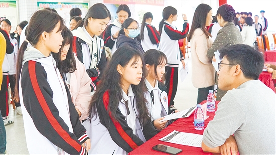 學(xué)生參加人才供需見面會，大膽推介自己。