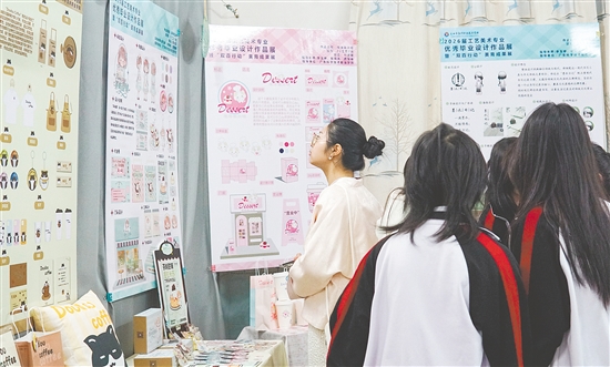 學(xué)校美育成果展吸引了眾多師生參觀。