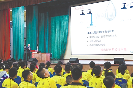 院士通過科普講座，為青少年講述前沿科學知識。