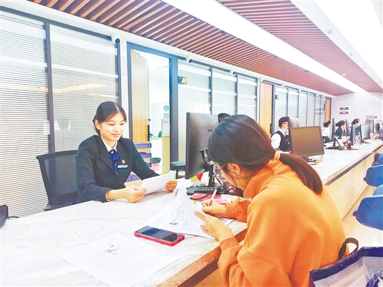 蓬江區(qū)推動政務服務窗口暖心升級，將“不打烊”服務事項從最初的752項擴容至901項。市民辦理業(yè)務更加方便。