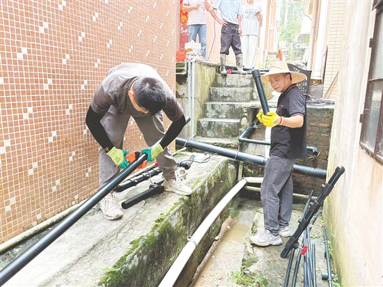 工作人員精準(zhǔn)更換老化水管2520米，徹底根除管道滲水、水質(zhì)渾濁的問題。雙合鎮(zhèn)供圖