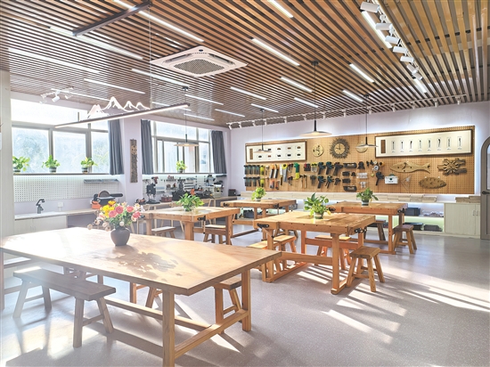 為了保證木藝教學(xué)活動(dòng)的開展，鶴山市碧桂園學(xué)校精心打造了一間古色古香的木藝工坊。