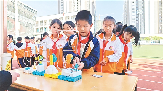 活動現(xiàn)場設(shè)置了多個互動游戲攤位，學(xué)生們在參與游戲的過程中學(xué)習(xí)科學(xué)知識。