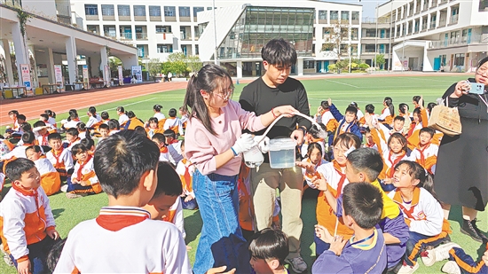 教師為大家展示多個科學(xué)實(shí)驗表演，點(diǎn)燃學(xué)生們探索科學(xué)奧秘的熱情。