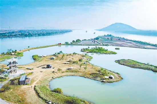 大鰲尾濕地公園位于萬里碧道南端堤岸，今年以來通過與本土企業(yè)家合作運(yùn)營，增設(shè)休閑露營地、“頭盔咖啡店”等新業(yè)態(tài)，讓水鄉(xiāng)生態(tài)與人文潮流融匯交織。