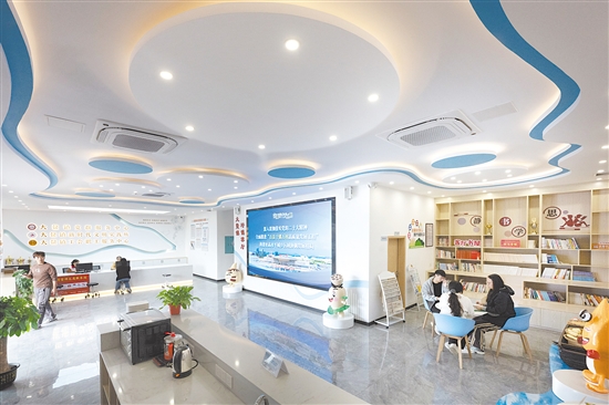 美麗圩鎮(zhèn)客廳結(jié)合“大鰲三寶”形象IP設(shè)計(jì)，是面向群眾開放的多元服務(wù)場所。