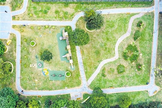 綠美生態(tài)小公園位于圩鎮(zhèn)中心地帶，為群眾提供風(fēng)景秀美的休閑地。