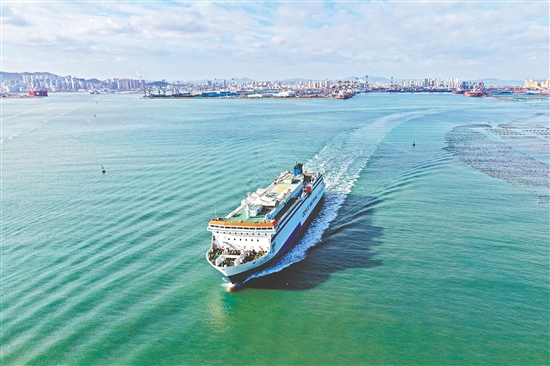 12月8日，一艘客滾船駛離山東港口煙臺(tái)港（無人機(jī)照片）。新華社發(fā)