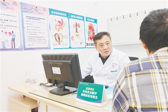 掛職開(kāi)平市中心醫(yī)院泌尿外科主任中山大學(xué)附屬第一醫(yī)院副主任醫(yī)師王文衛(wèi)正在看診。