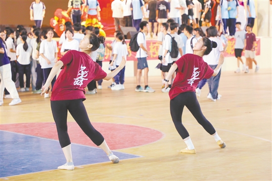 舞蹈社成員在練舞。