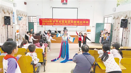 同學(xué)們踴躍登臺學(xué)習(xí)戲曲技法。大沙鎮(zhèn)供圖