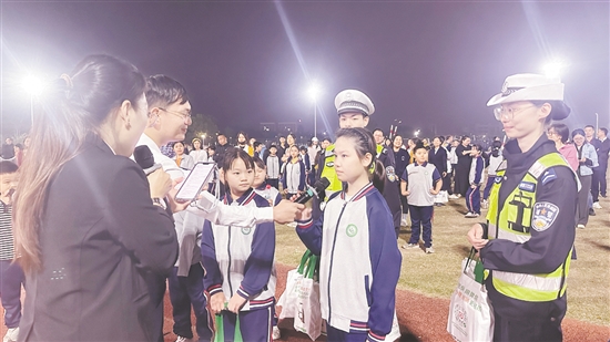 學(xué)校將課堂延伸至戶外。