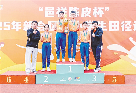 新會實驗小學在今年新會區(qū)中小學生田徑運動會上表現(xiàn)亮眼。