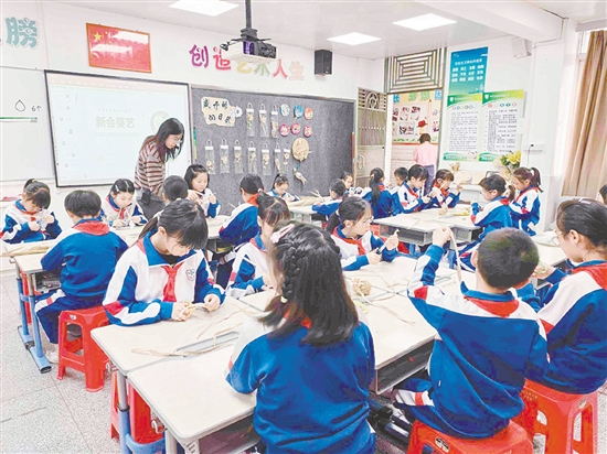 學校把新會葵藝等非遺項目帶到勞動課堂中。