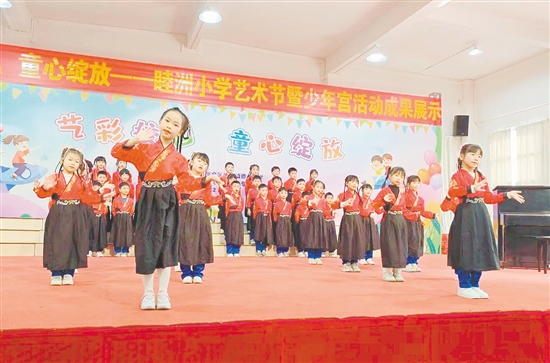 同學(xué)們自信地登上學(xué)校藝術(shù)節(jié)舞臺，歌唱幸福童年。