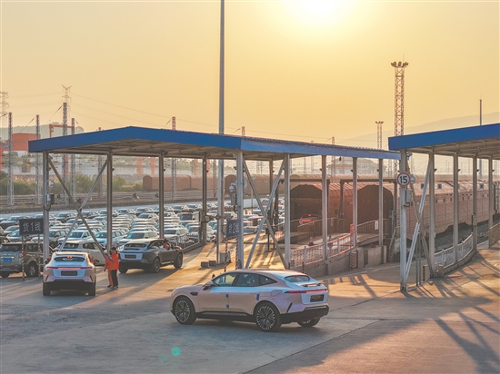 11月29日，在重慶果園港國(guó)家物流樞紐鐵路貨運(yùn)魚(yú)嘴站商品車(chē)物流基地，“重慶造”新能源汽車(chē)排隊(duì)駛?cè)搿坝遘?chē)”專(zhuān)列。新華社發(fā)