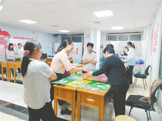 鶴山市大力推進(jìn)“南粵家政”工程，助力家政從業(yè)人員提高技能水平。