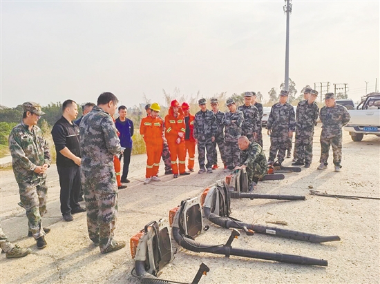 址山鎮(zhèn)組織鎮(zhèn)應急辦、消防站、應急救援隊伍和護林員近40人學習滅火裝備的正確使用方法。