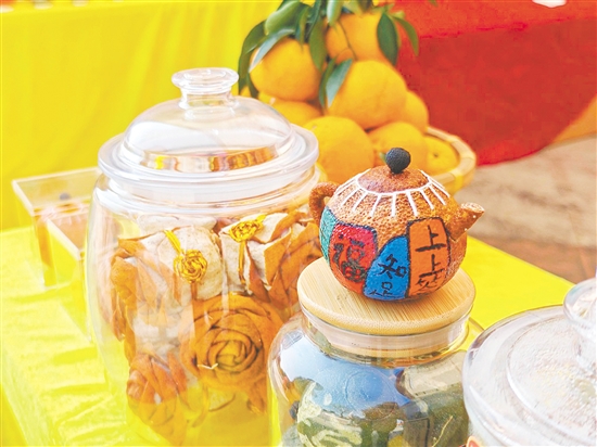 用新會陳皮制作的“玫瑰花”“小茶壺”造型別致。