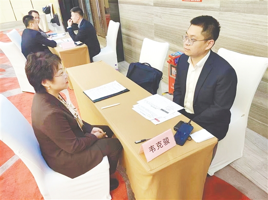 韋克駿（右）為客戶解惑。