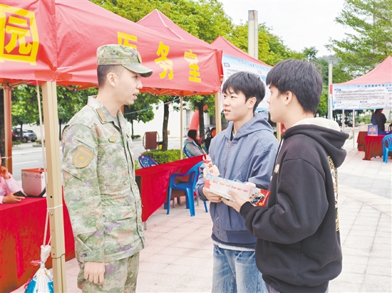 江海區(qū)人武部干部向求職學生宣講征兵政策