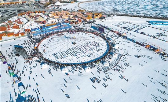 人們參加冰雪漁獵文化旅游節(jié)開幕式（無人機照片）。